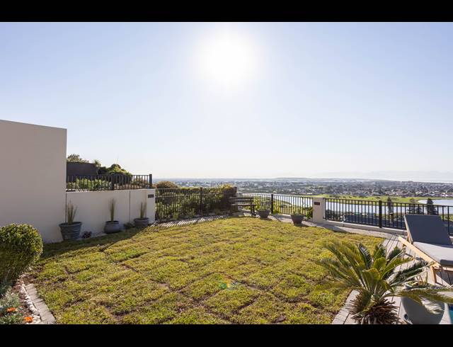 4 BEDROOM TOWNHOUSE FOR SALE IN MUIZENBERG